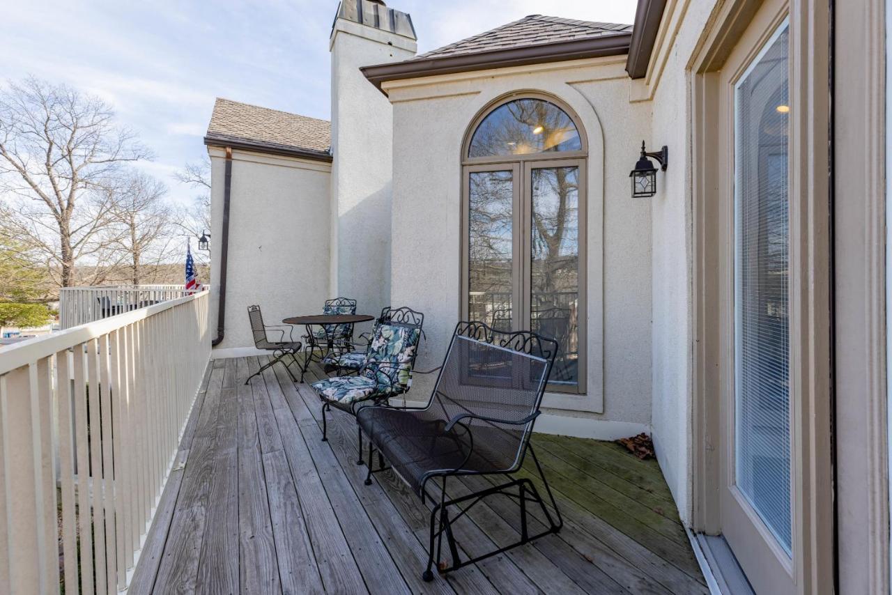 B 32-1 Spacious Villa Close To Pool Branson Exterior photo